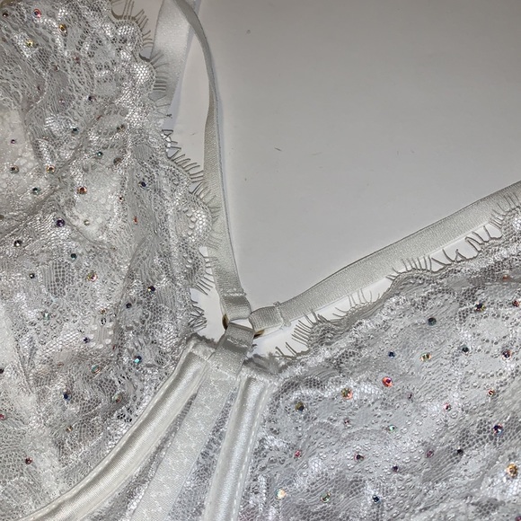🆕 La SENZA White Lace Rhinestone Criss Cross Bra - Women’s Size 38DDD / DDD38 - Picture 6 of 9